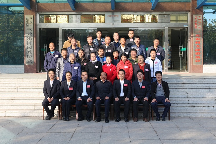學(xué)員與王書記合影.jpg